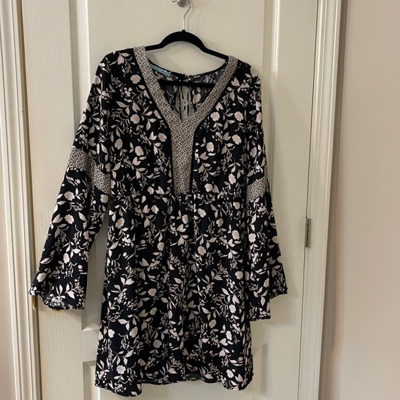 Maurices Dresses & Skirts - Maurices Bell-Sleeve Dress Black